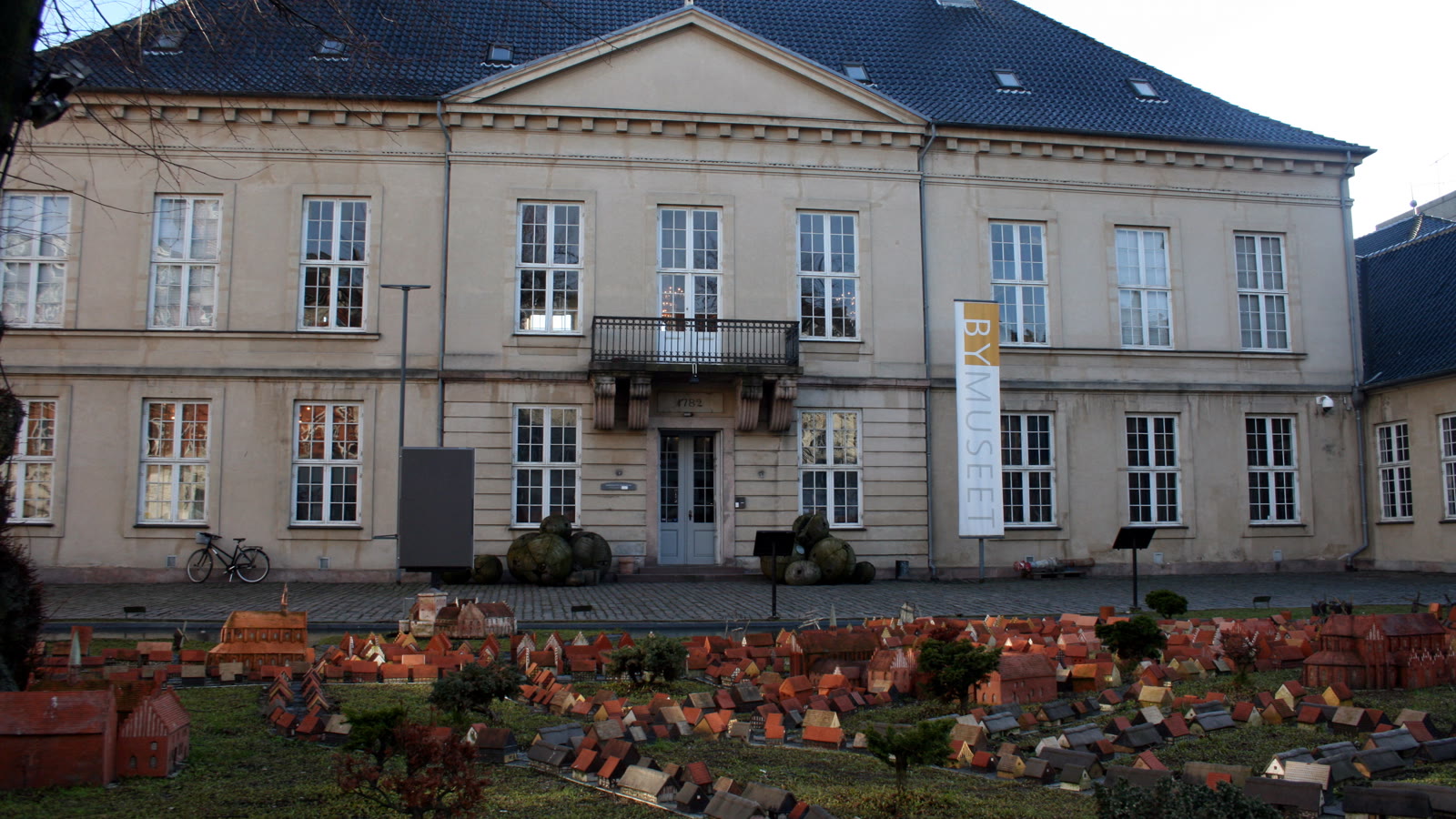 Det fredede klassicistiske palæ på Vesterbrogade 59, opført 1787, tidligere Københavns Museum