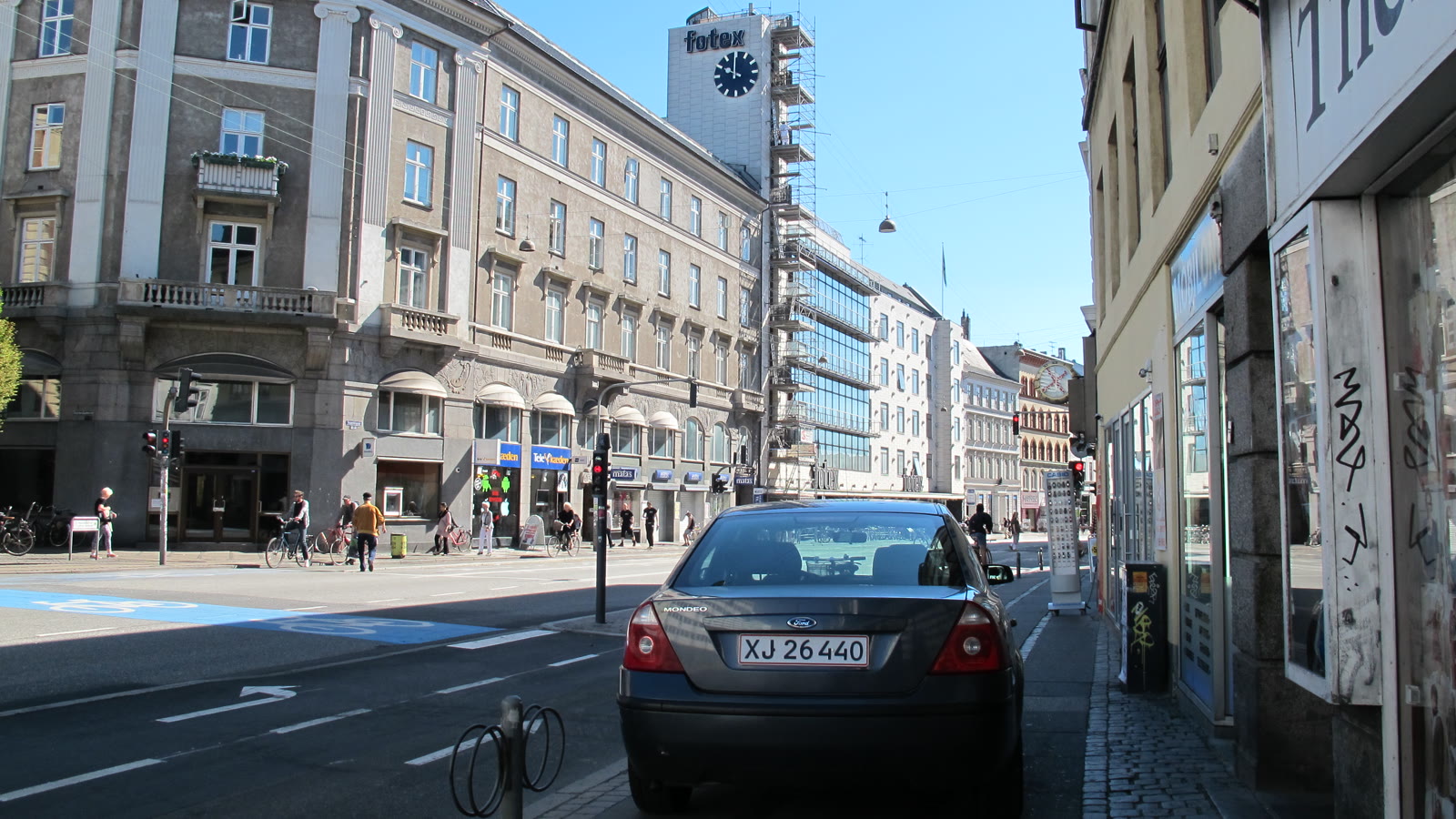 Parkerede biler på gaden i København, symbolbillede for parkering på Vesterbrogade