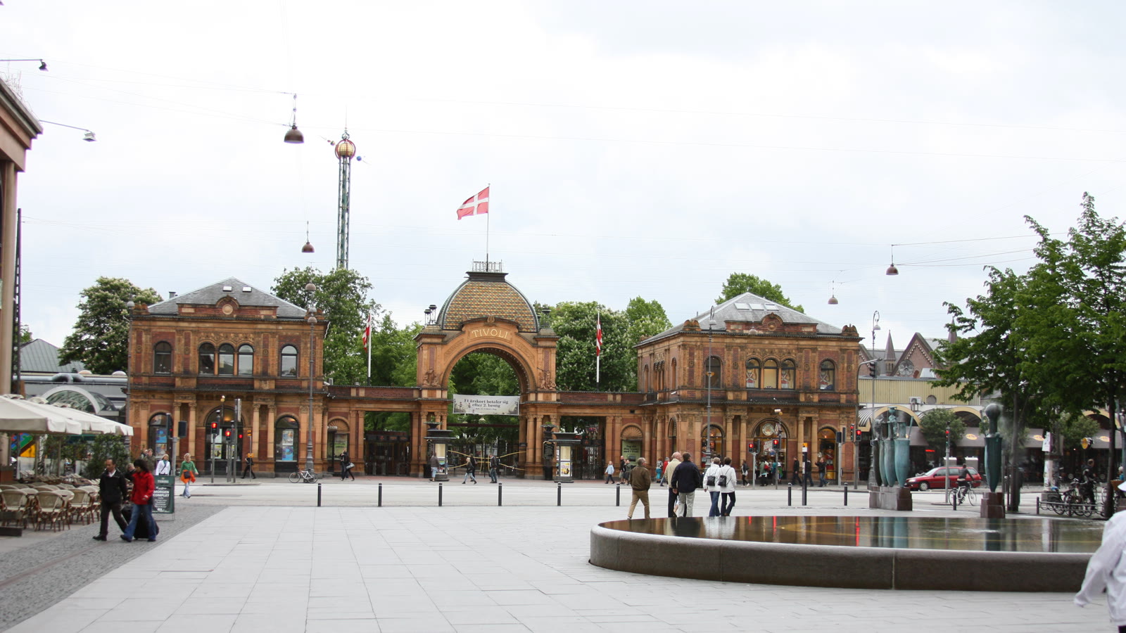 Tivolis hovedindgang på Vesterbrogade 3 med de to pavilloner og kuppelporten fra 1890
