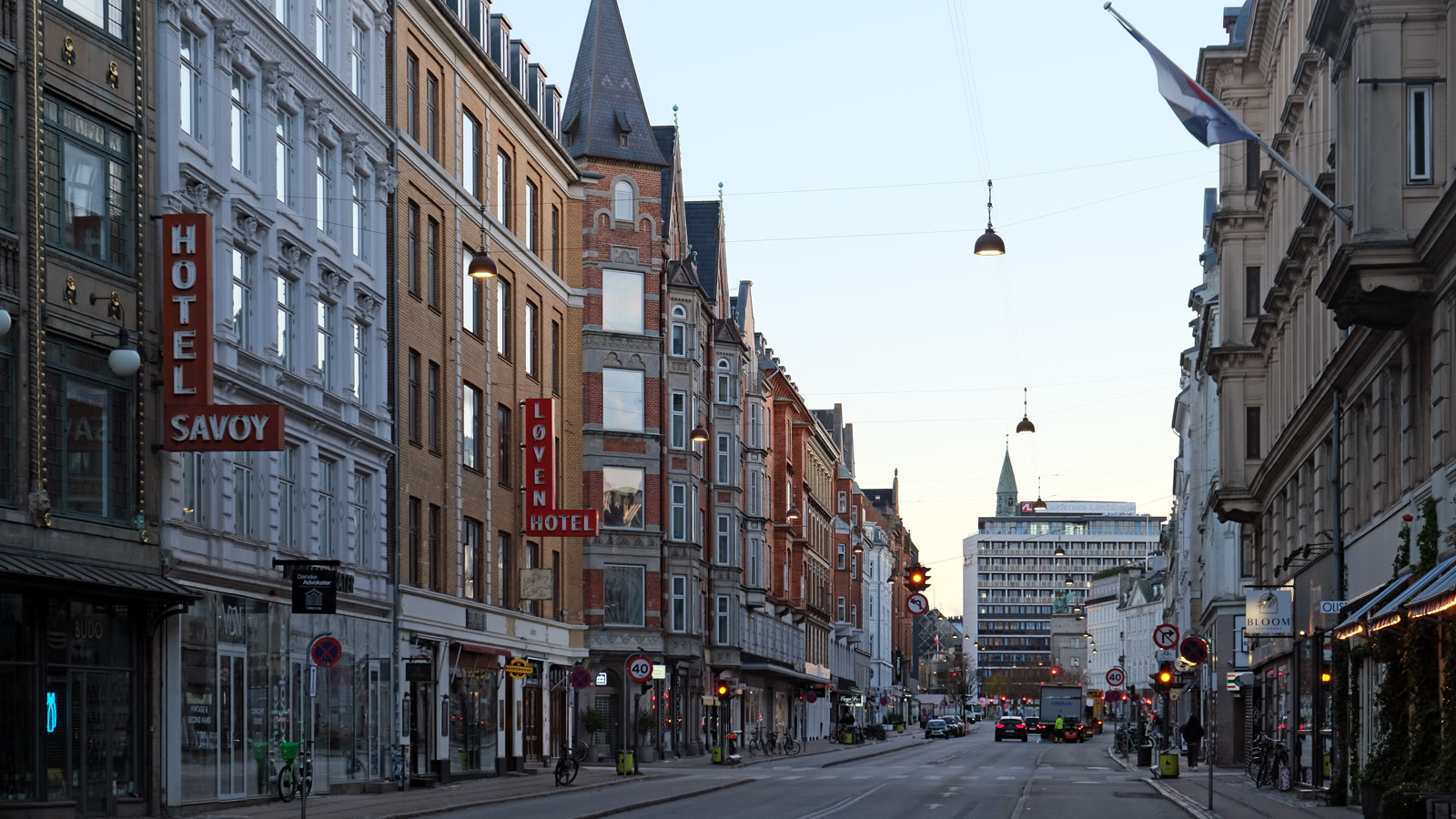 Vesterbrogade set mod Rådhuspladsen med butiksfacader på begge sider og trafik i midten